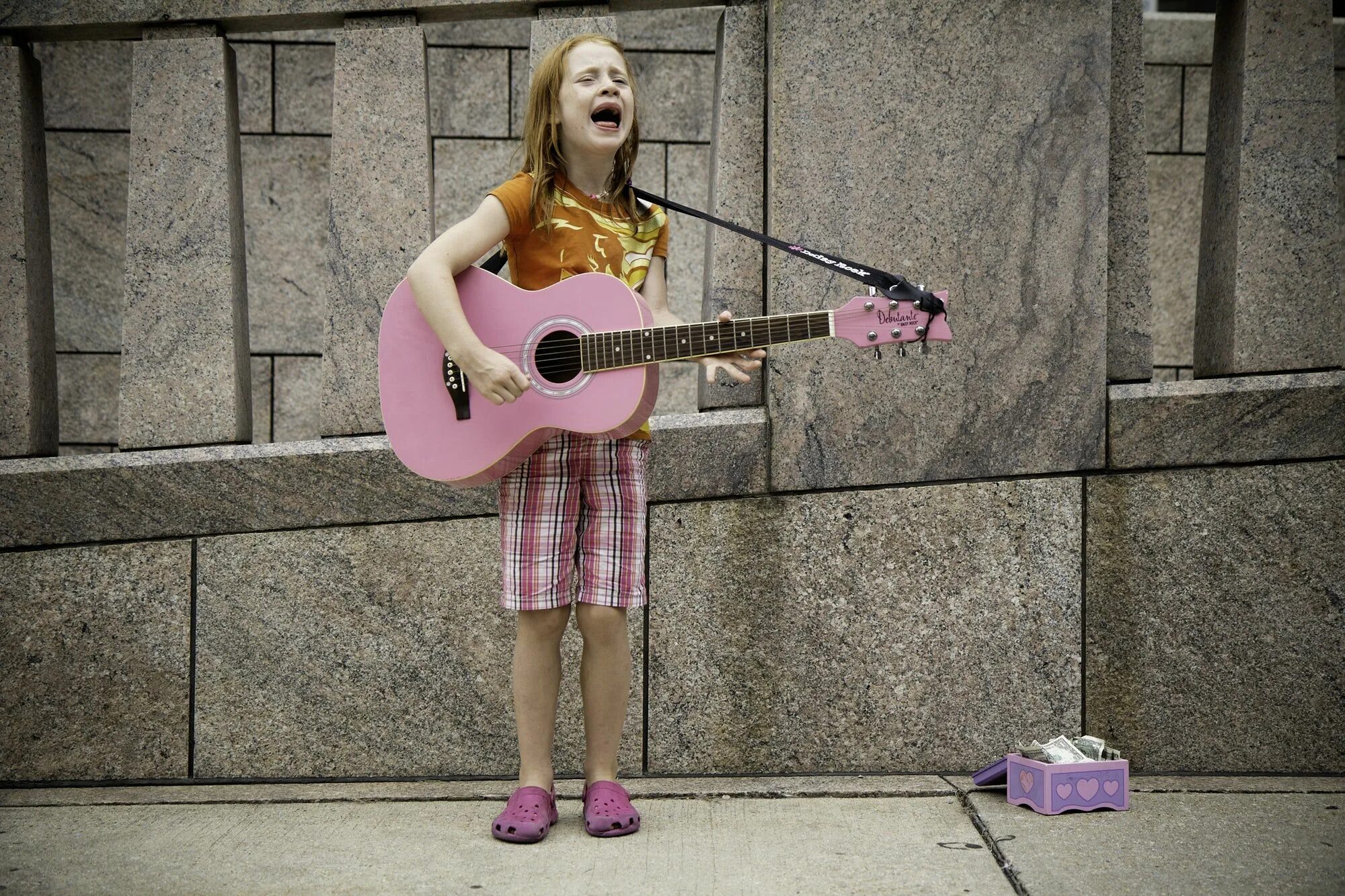 Игры вокала. Розовая гитара для девочки. Певец с гитарой. Девочка поет. Singing girl.