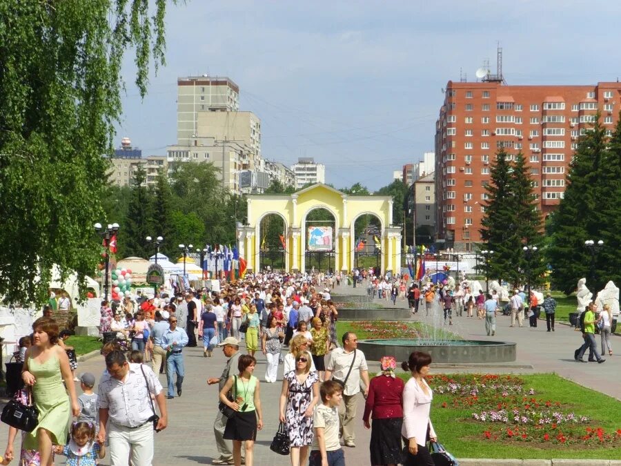 Центральный парк екатеринбурга назван в честь. Екатеринбург аллея. Парк с аллеей в Екатеринбурге. Екатеринбург Центральная аллея. Сквер Екатеринбург.