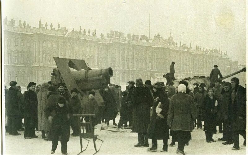 Дворцовая площадь 80 лет блокады. Блокадный ленинград дворцовая площадь. дворцовая площадь в блокаду. фото блокадного ленинграда дворцовая площадь. дворцовая площадь в 1944 году.