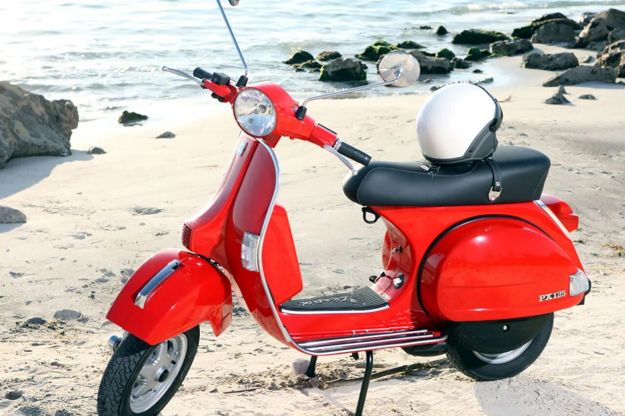 Автомобили скутера. Vespa px 125. Мотороллер Веспа 125. Мотороллер Италия Vespa. Красная Веспа.