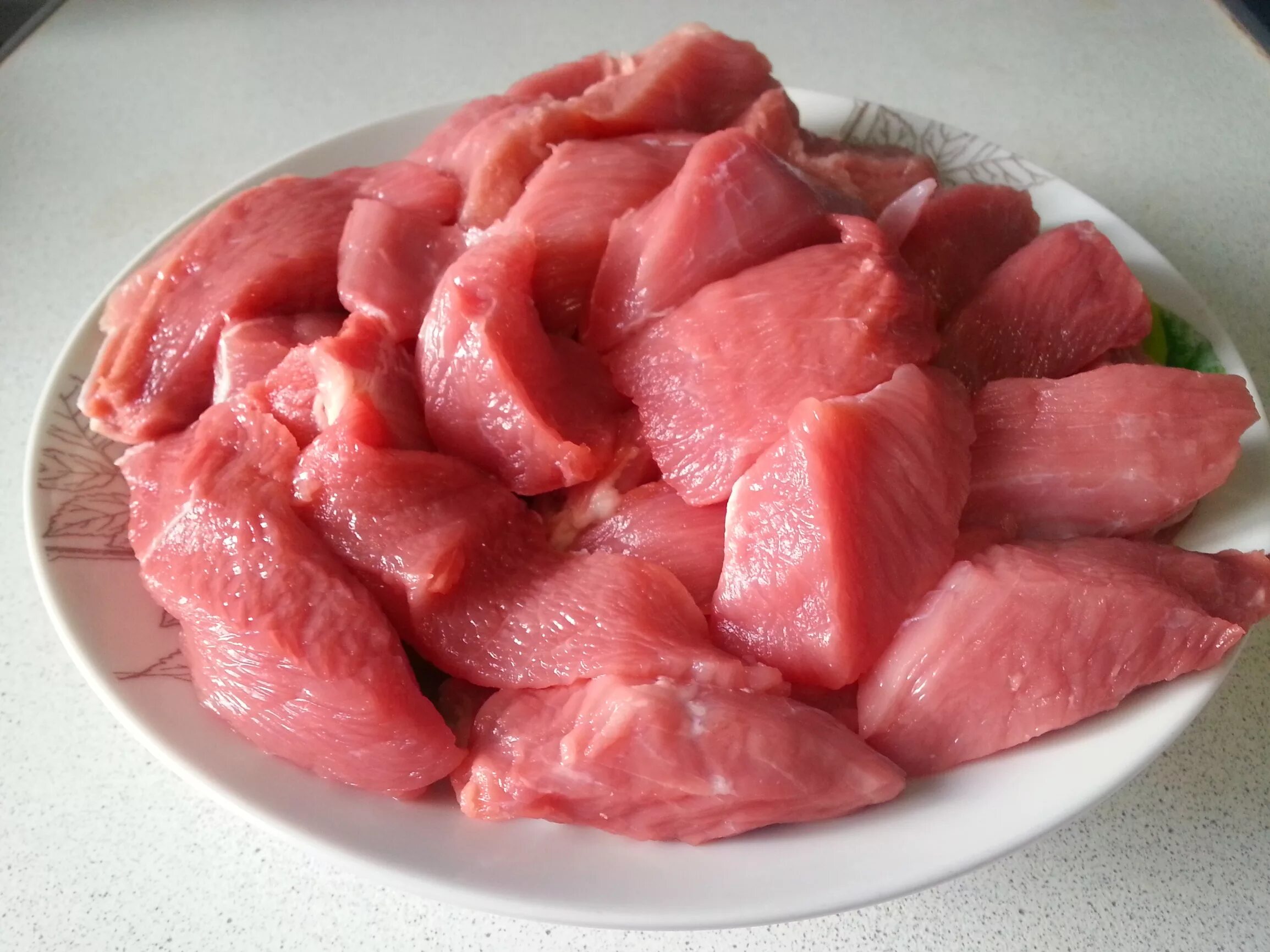 Вырезка говяжья гуляш. Мясо говядина нарезка. Свинина порезанная кусочками. Как режут гуляш. Кусочки мяса с подливкой.