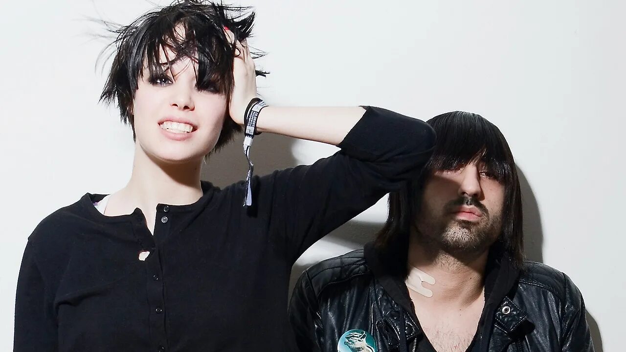 Crystal castles suffocation. Crystal castles 6 кадров. crystal castles ii. pap smear crystal castles. группы похожие на crystal castles.