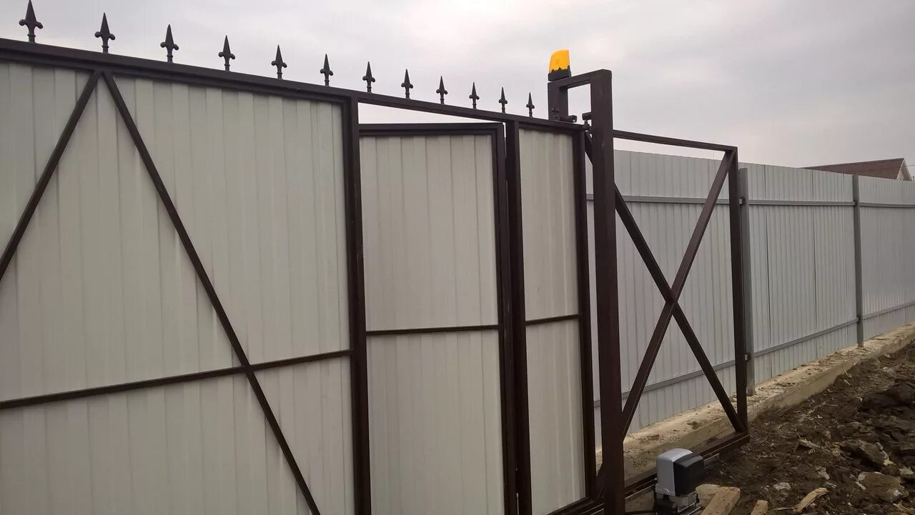 Откатные ворота дорхан 9005. Откатные ворота 7024. Откатные ворота 3500 2000. Красивые ворота. Ворота во двор алютех распашные.