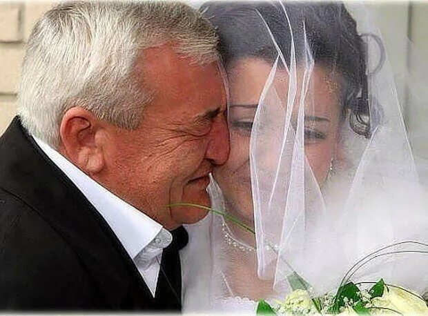 Самая молодая невеста. Отец выдал замуж дочь. Отец выдал замуж дочь. Невеста плачет на свадьбе. Отец выдал замуж дочь.