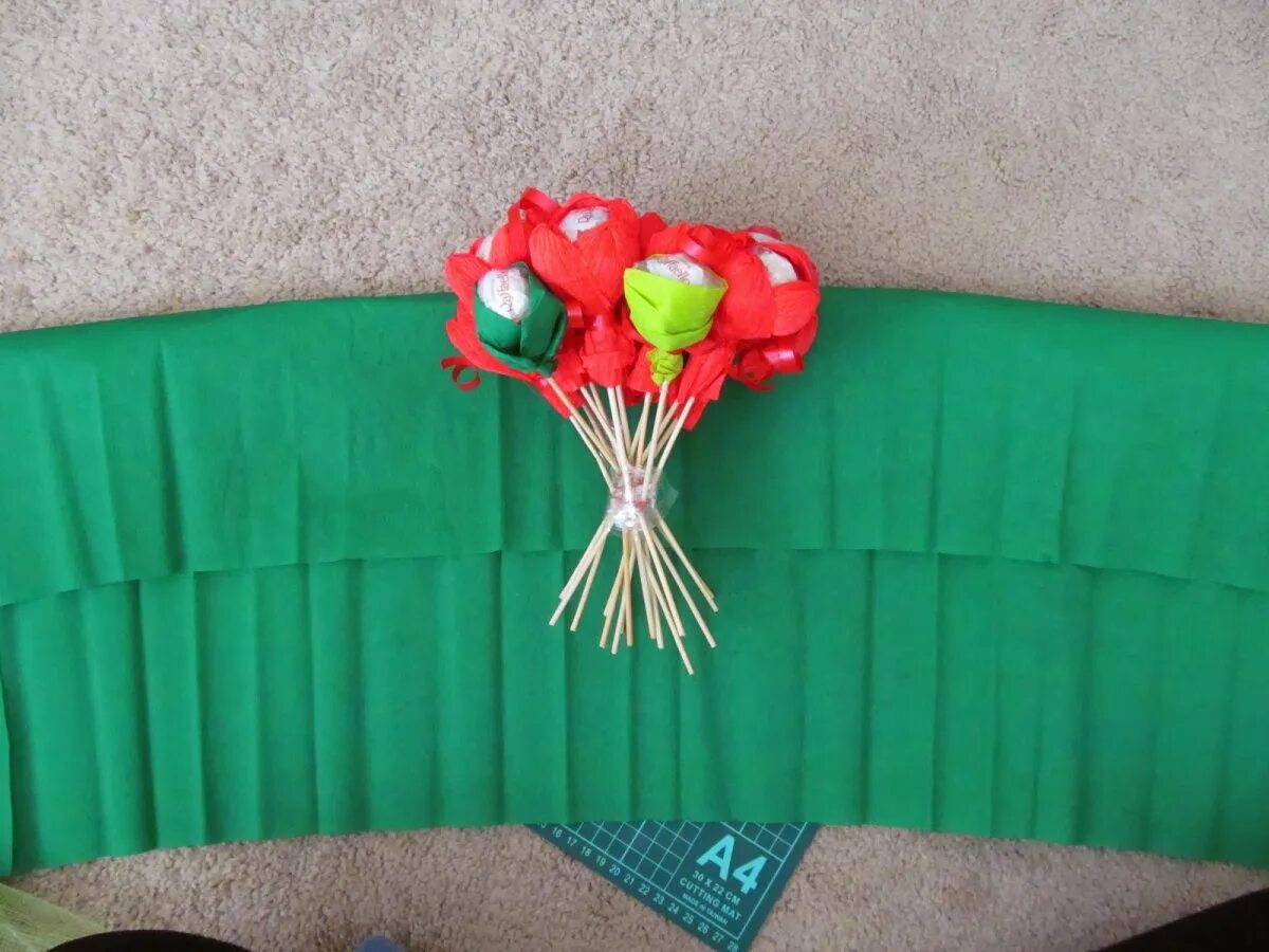 Украшение гофрированной бумагой. Мешочки для подарков из гофрированной бумаги. Розы из гофробумаги. Упаковать гофрированной бумагой. Подарки из гофрированной бумаги.