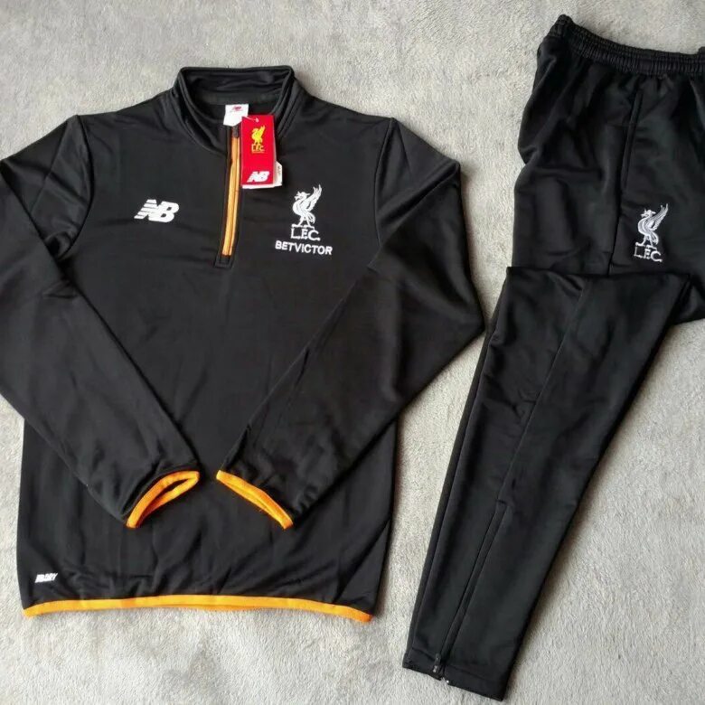 Спортивный костюм New Balance Liverpool. Костюм Нью баланс Ливерпуль. Тренировочный штаны Ливерпуль. Спортивный костюм Ливерпуль. Спортивный костюм new balance