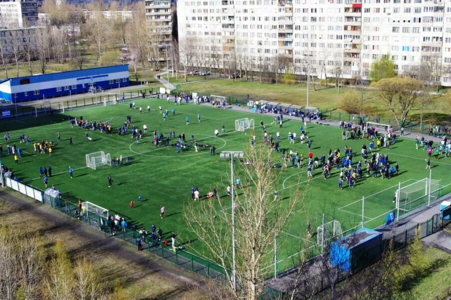 Школа 30 химки фото. Школа 30 футбол. Тамбасова 30 корпус 2 футбольное поле. Футбол панорама. Юниор школа.