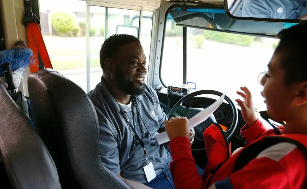 She is a bus driver. Школьный автобус с неграми. селфи из школьного автобуса. bus driver rapper. bus driver screams in little kids face.