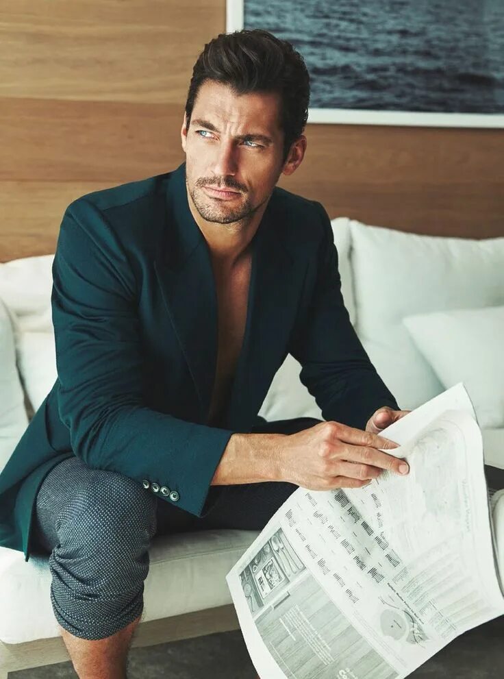 Модель и бизнесмен. Мужчина в костюме сидит. Среди делового места для фотошопа. Hugo boss одежда. Модель и бизнесмен.