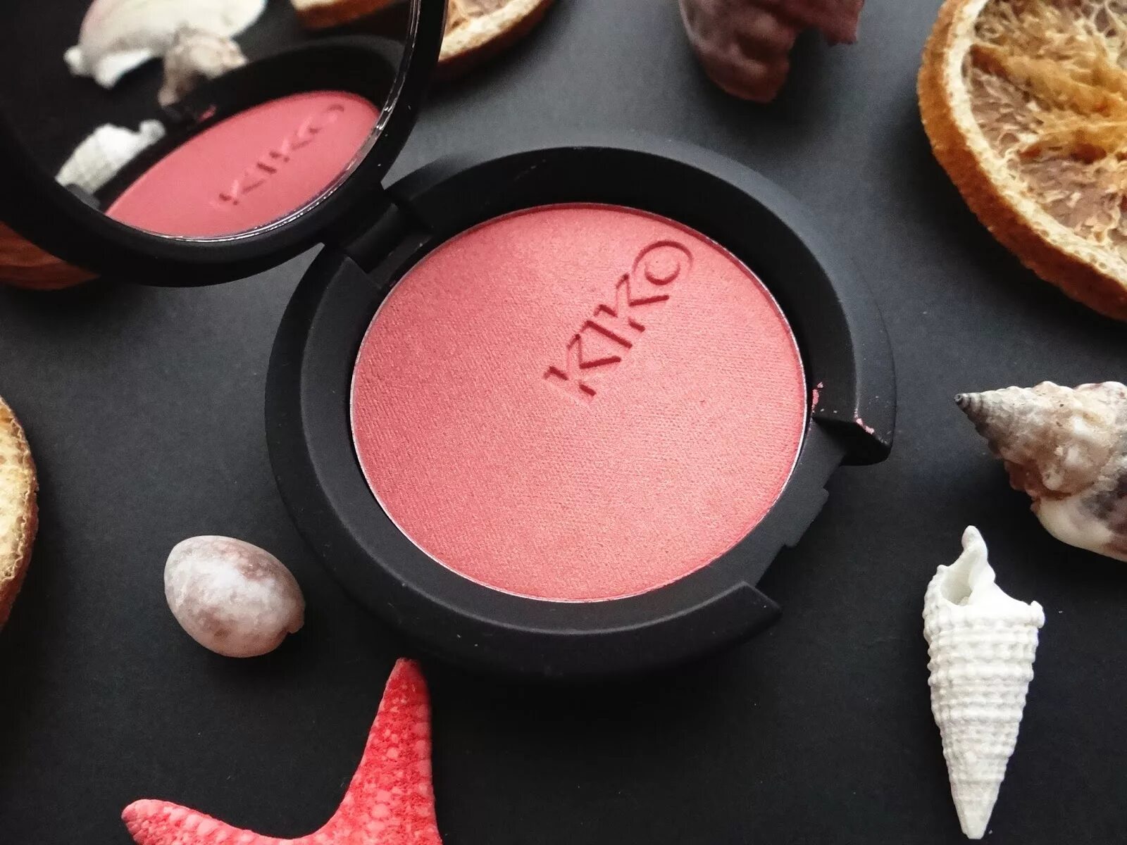 Kiko blush. Kiko peach румяна. kiko milano румяна. румяна кико милано 01 soft terracotta. кико милано оттенки.