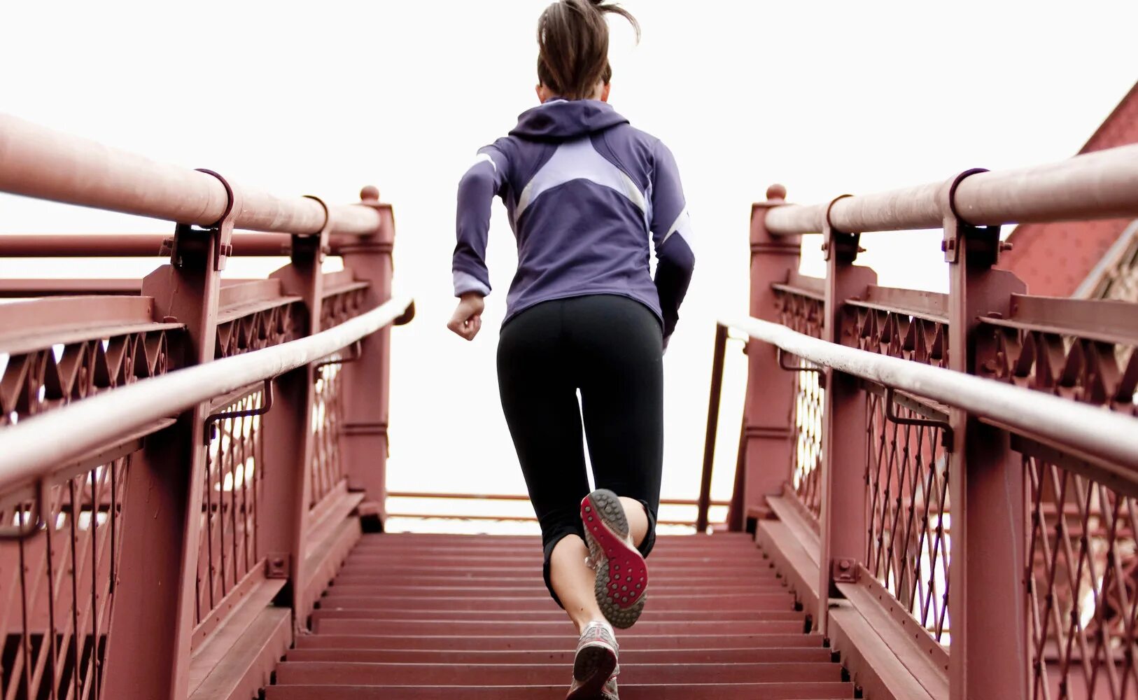 Человек на ступеньках. Пройтись. Подъем в гору. Походка парня. Пройтись.