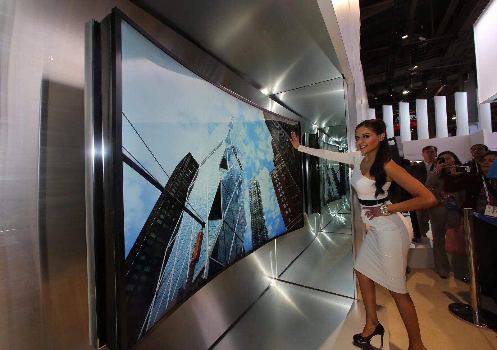 Самый дорогой экран. Большие телевизоры. Большой огромный телевизор. Самый большой телевизор. Самые большие телевищор.