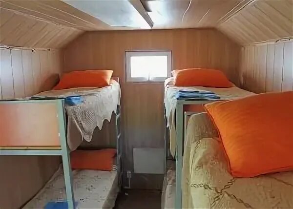 Вахтовые вагончики сгк. Вахтовый вагончик сургутнефтегаз. Общежитие для вахтовиков. Вагоны вахтовиков. Жилые вагончики ставропольнефтегеофизика.