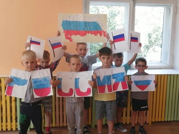 Садик патриотизм. Поднятие флага в доу. Российский флаг для детей доу. Флагшток в детском саду. Мероприятия ко дню российского флага для детей.