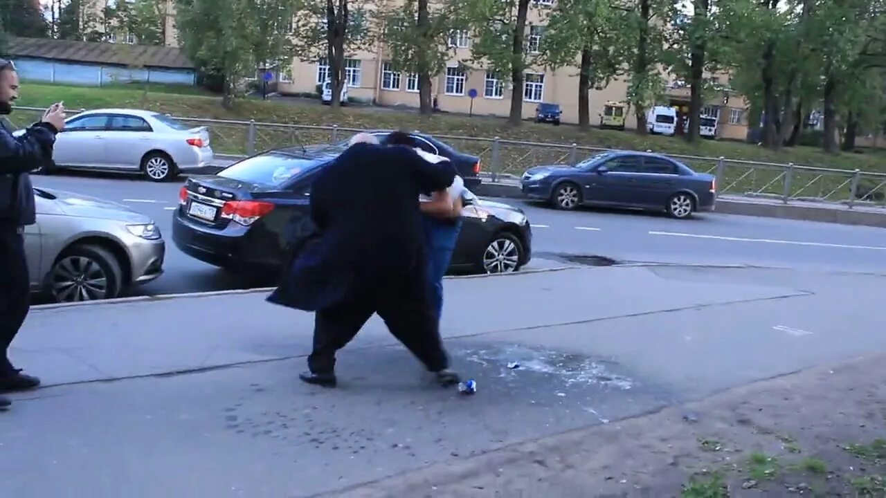 Александр пистолетов смертельная битва. Пистолетов драка. Пистолетов драка. Александр пистолетов в клубе. Необходимая самооборона.