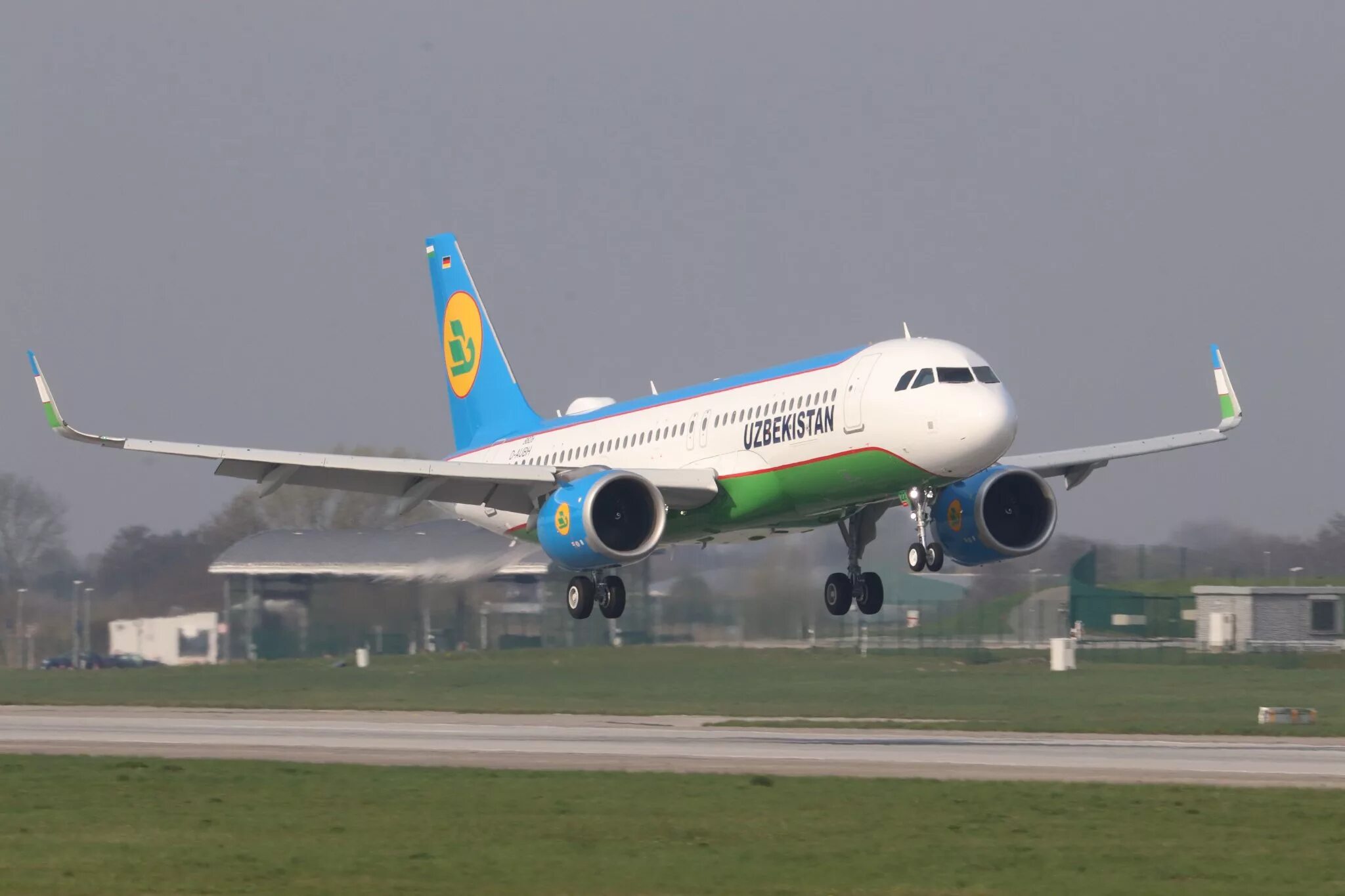 Авиарейс ургенч. Airbus a320 Uzbekistan Airways. A320neo Uzbekistan Airways. Airbus a320neo узбекские авиалинии. Самолёт Uzbekistan Airways а320 Neo.