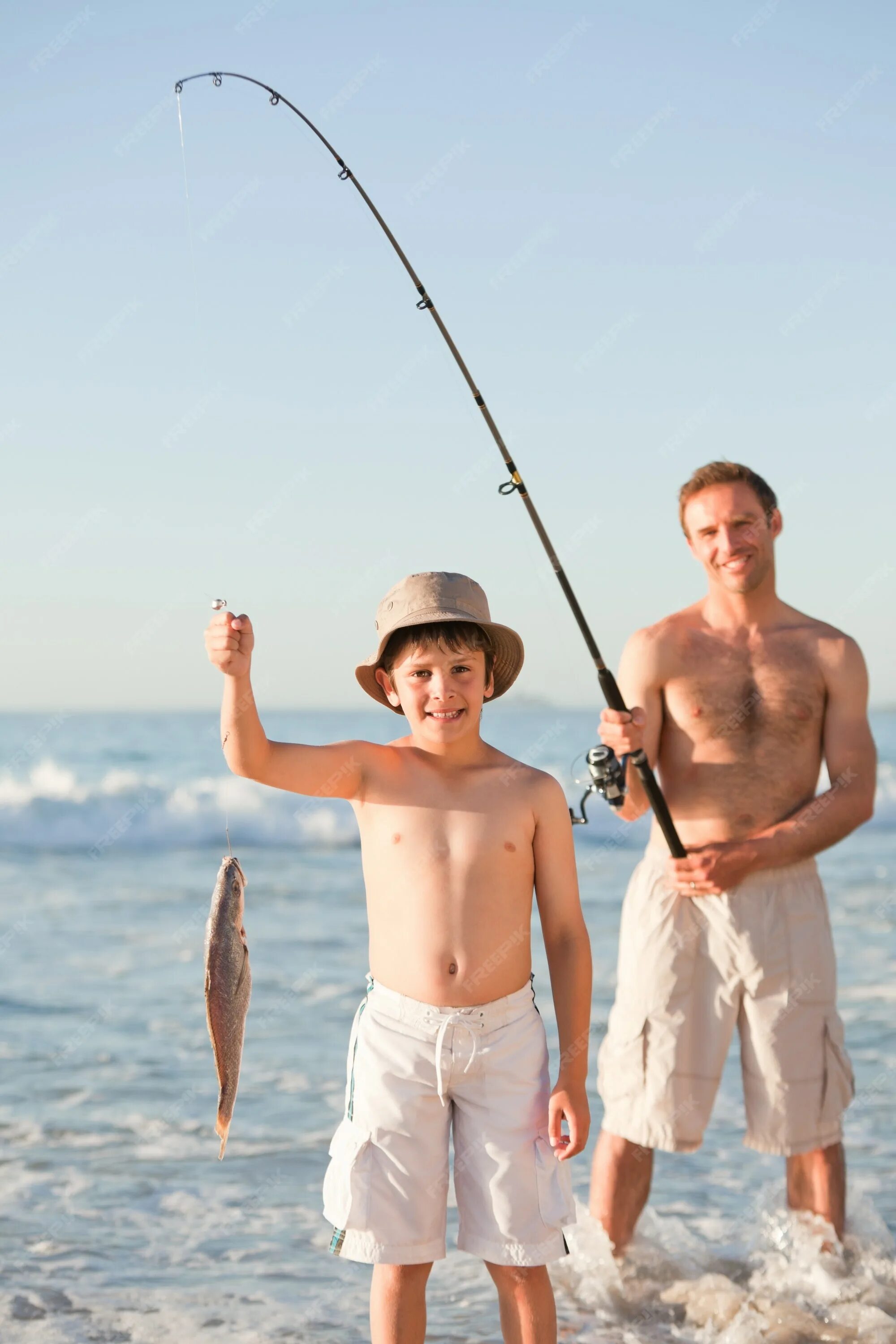 Отец и сын на рыбалке. Папа с сыном на рыбалке. Сын рыбака. Рыбалка с папой.