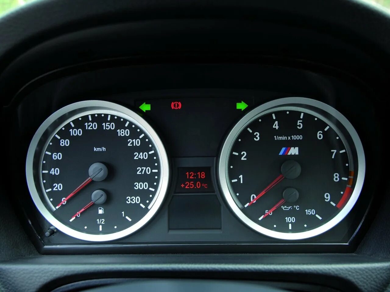 Bmw 3 разгон до 100. Приборка bmw e92 m3. bmw e90 приборка. приборная панель м3 е92. м3 приборка е90.