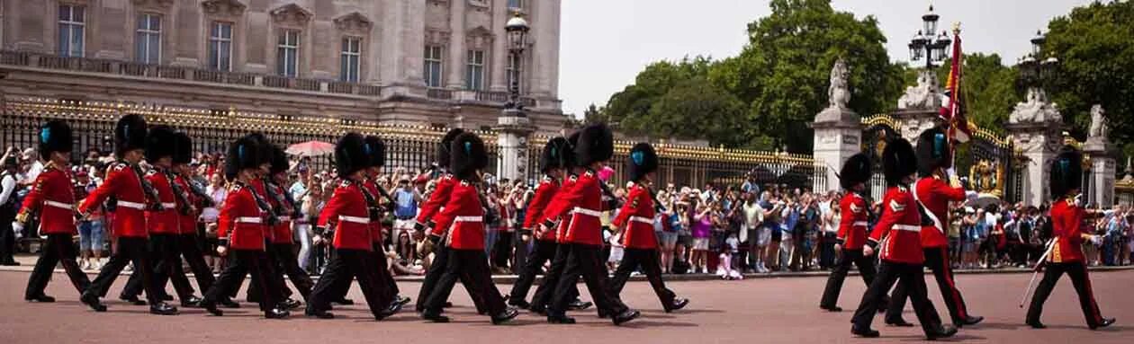 The changing of the guard takes place. Buckingham palace changing of the guard. гвардейцы возле букингемского дворца. buckingham palace guards change. changing of the guard ceremony.
