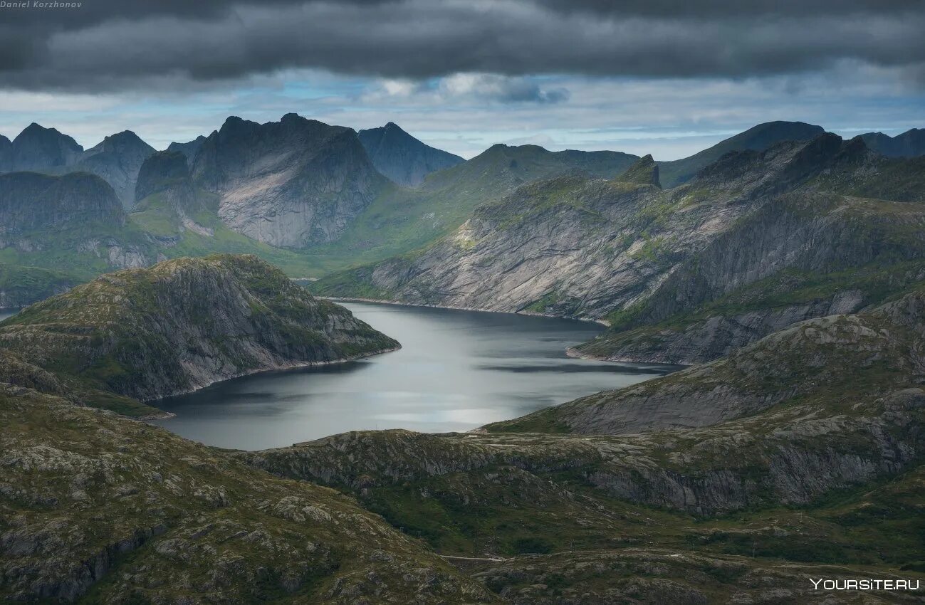 Норвегия высота над уровнем моря. Лофотенская котловина. Лофотенские острова с высоты. Норвегия холмы. Норвежское море.