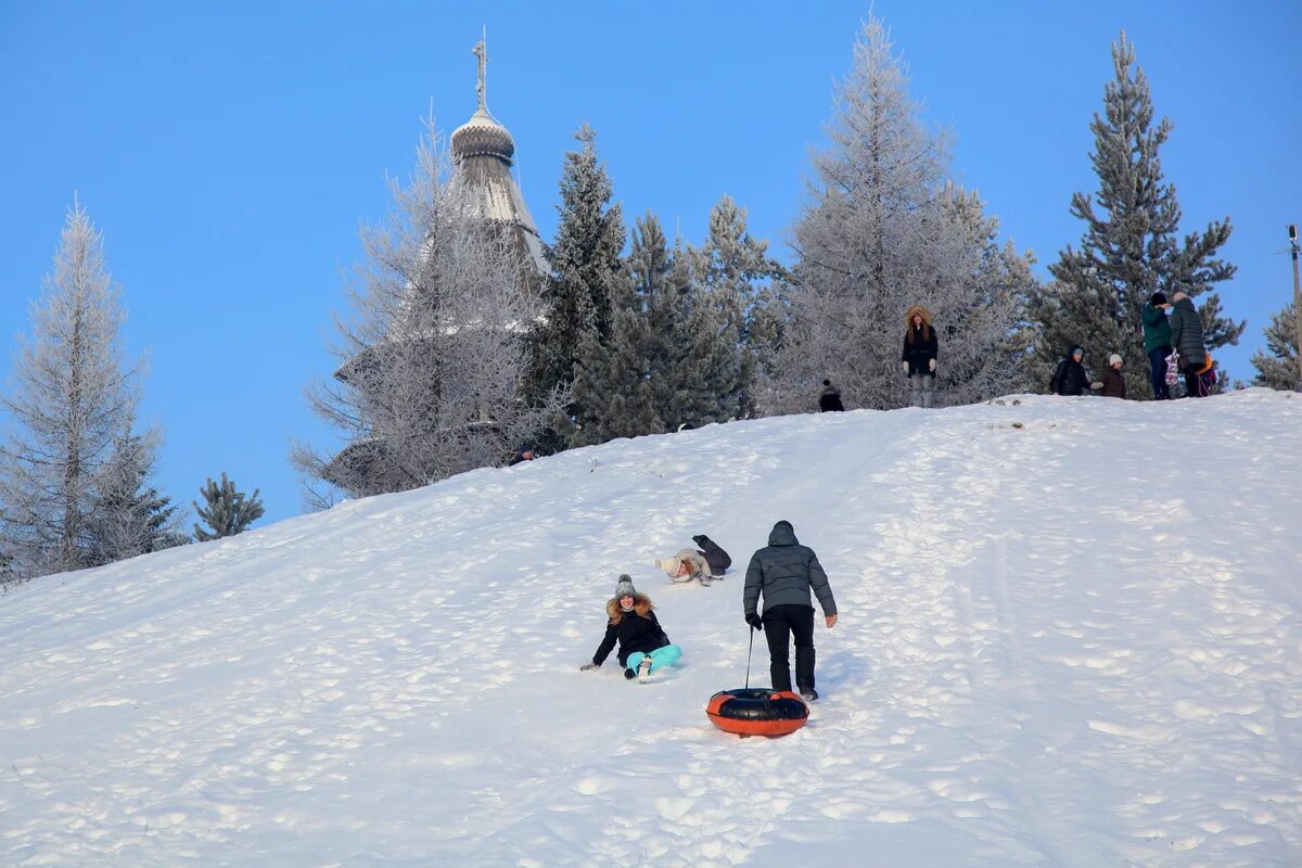 Снежные горки в архангельске. Архангельск новый год. Горка на набережной архангельск 2023. Архангельск набережная. Архангельское горки ледяные.