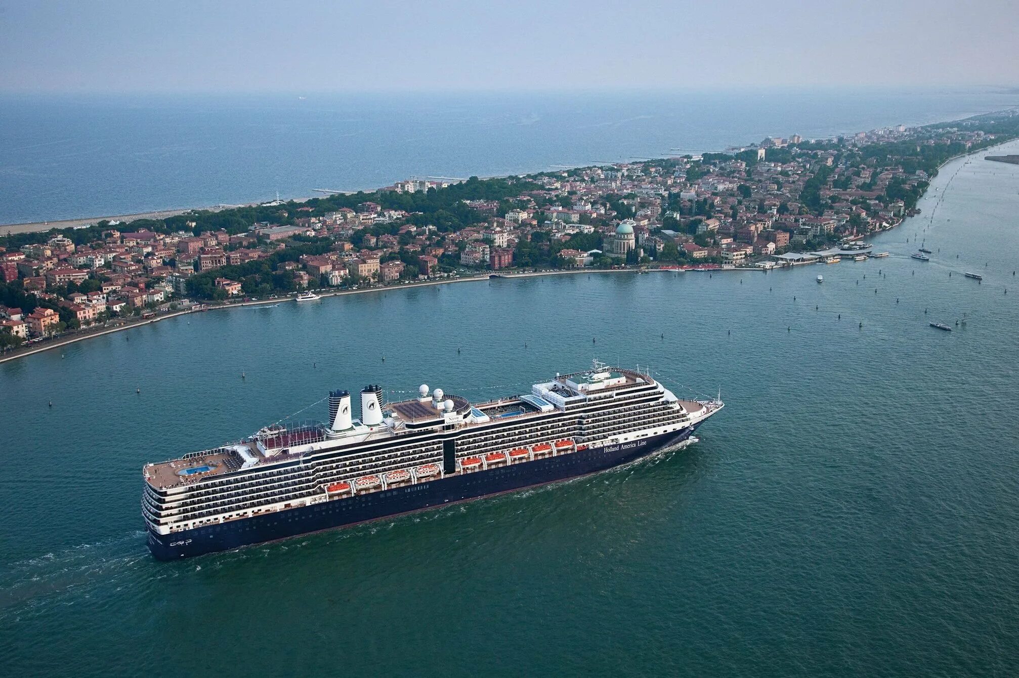 Msc seaside 5. Круизный лайнер mediterranean. Круиз средиземноморские острова msc fantasia. Круизный лайнер по средиземному морю. Лайнер msc magnifica 5.