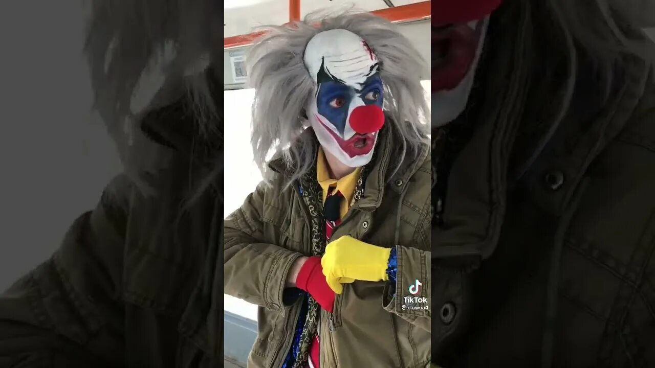 Побежденный клоун. Автобус с клоунами.