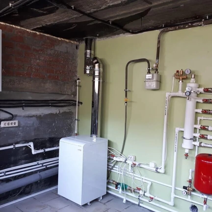 установка напольного котла. газовый котел с дымоходом сзади. бойлер косвенного нагрева baxi ubt 160. котельной в частном доме. напольный газовый котел для отопления частного дома до 200м2.