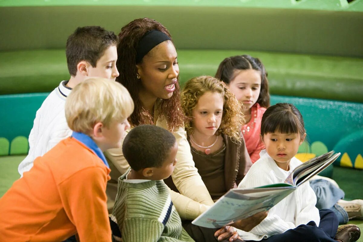 Teaching child to read. Дети слушают учителя. ребенок. домашнее чтение дети с учителем. teaching children.