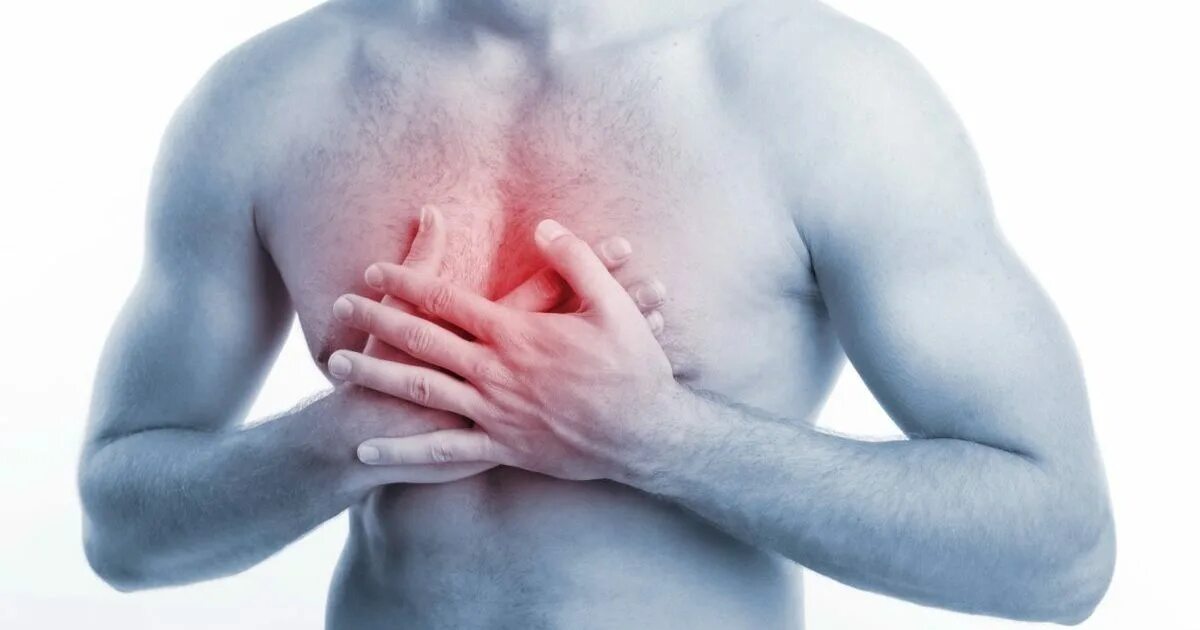 Боль в грудине посередине причины. Болит грудная клетка и руки. Болит грудная клетка и руки. Боль в грудине посередине спереди. Боль в грудной клетке при ушибе.