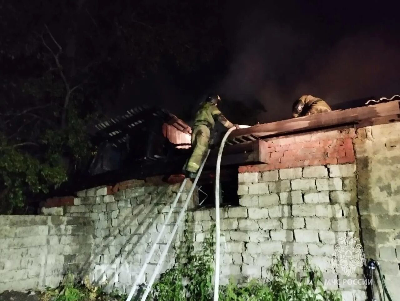 Сгорела аппаратура. Пожар в здании. Огромный пожар. Пожар ул освобождения Иркутск 2004. Пожар майнингового оборудования.