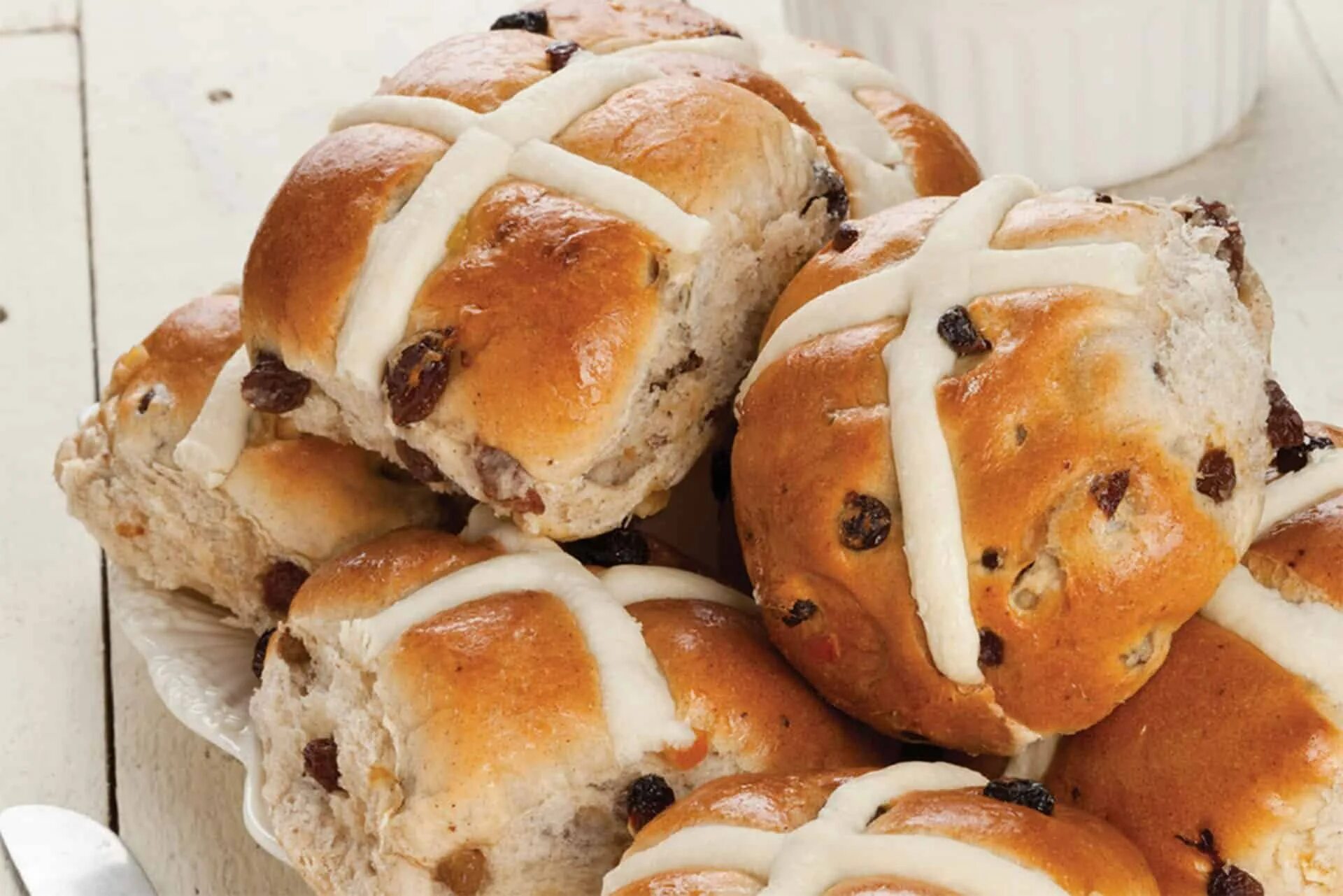 Булочка с изюминкой. Hot Cross buns булочки. Hot Cross buns в Великобритании. Крестовые булочки к Пасхе. Булочка с крестом.