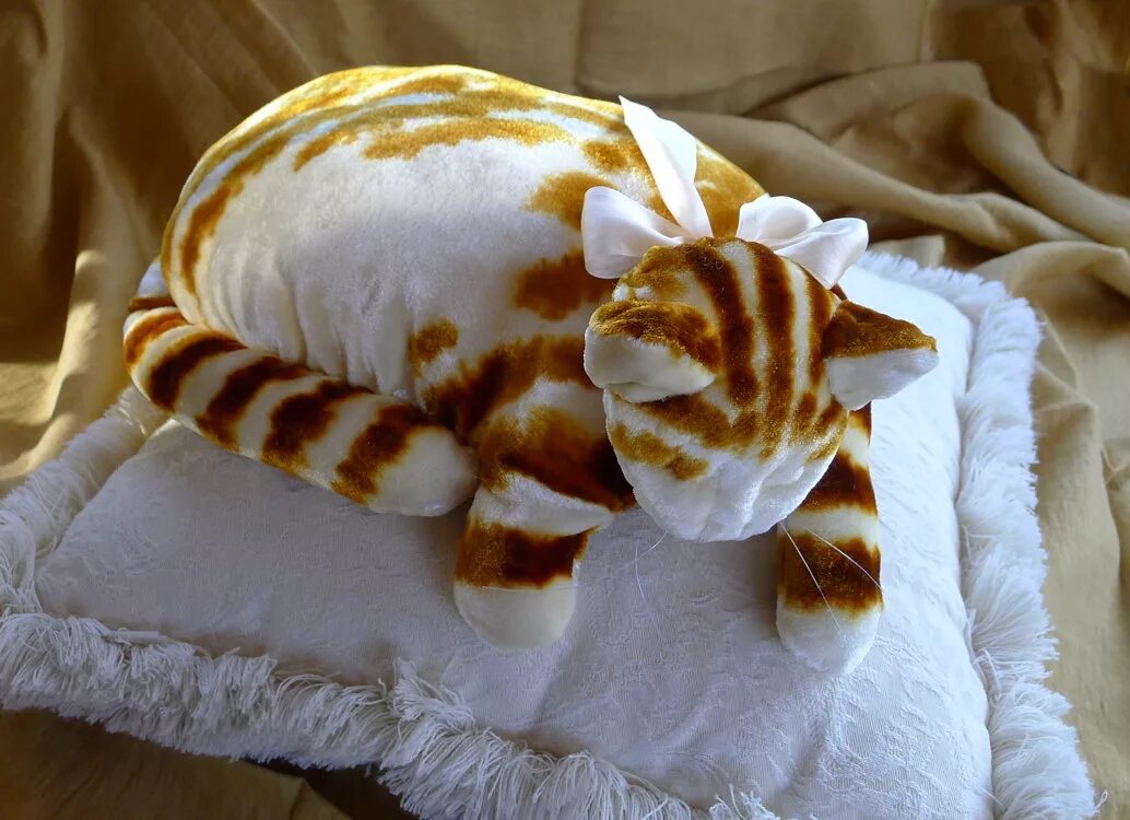 подушка спящий котик. спящий кот игрушка подушка. подушка спящий котик. кот лежит на подушке. подушка кошка.
