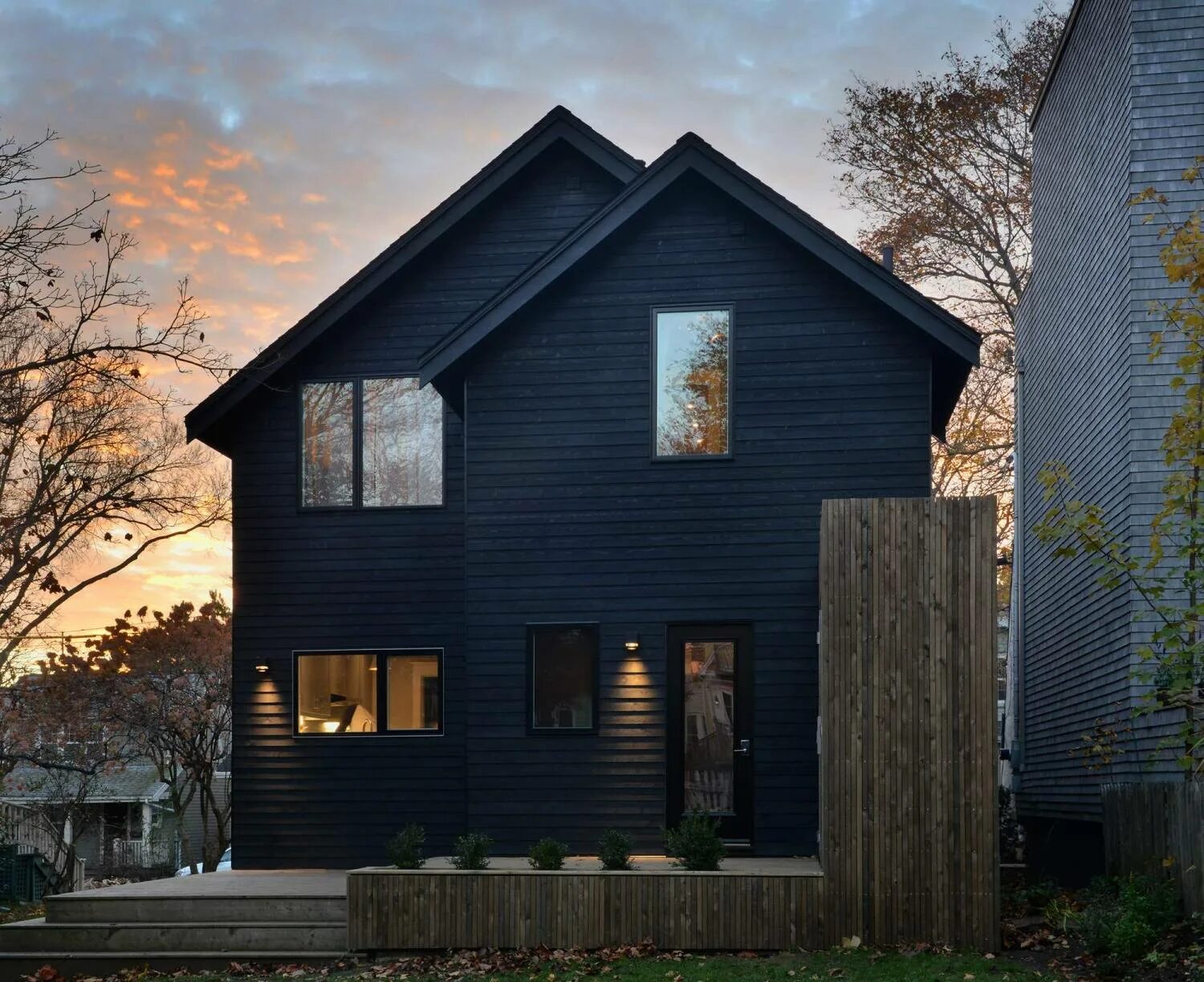 Старый серый дом. Черный деревянный дом. Фасады деревянных домов. Темный деревянный дом. Черный фасад дома.