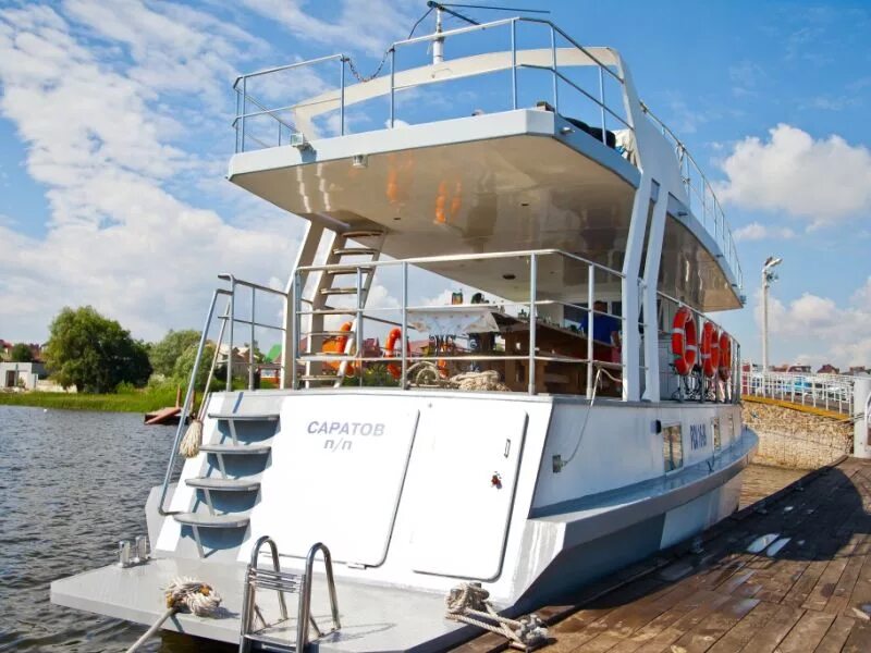 прогулочный катер катал туристов 2 часа