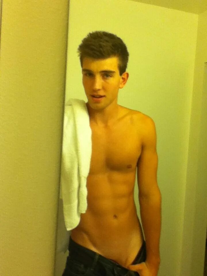 Фото парня 18 домашние. Парень подросток домашнее. селфи молодых мальчиков. у парня красивый член 17 лет. парни 14 лет в трусах селфи.