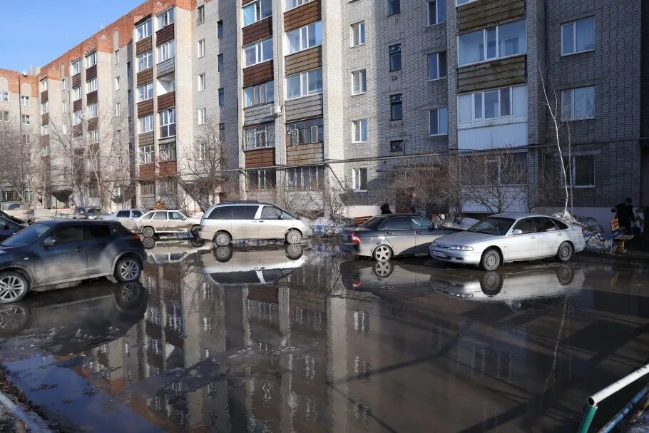 Наводнение в костанае. Двор многоэтажки. Во дворе. Потоп. Двор многоэтажных домов.