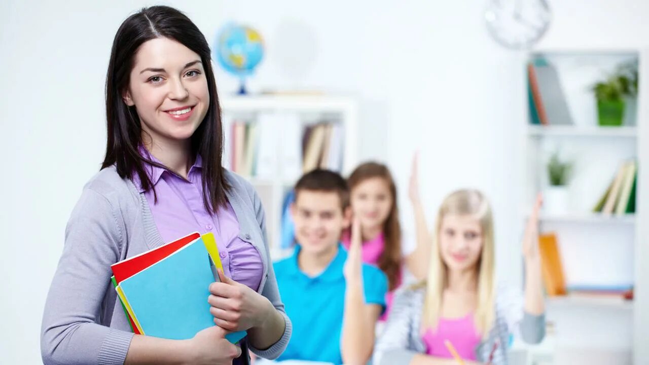 Работа с большим классом. Парта для детей. Работа с большим классом. Счастливый класс. Ученики в школе.