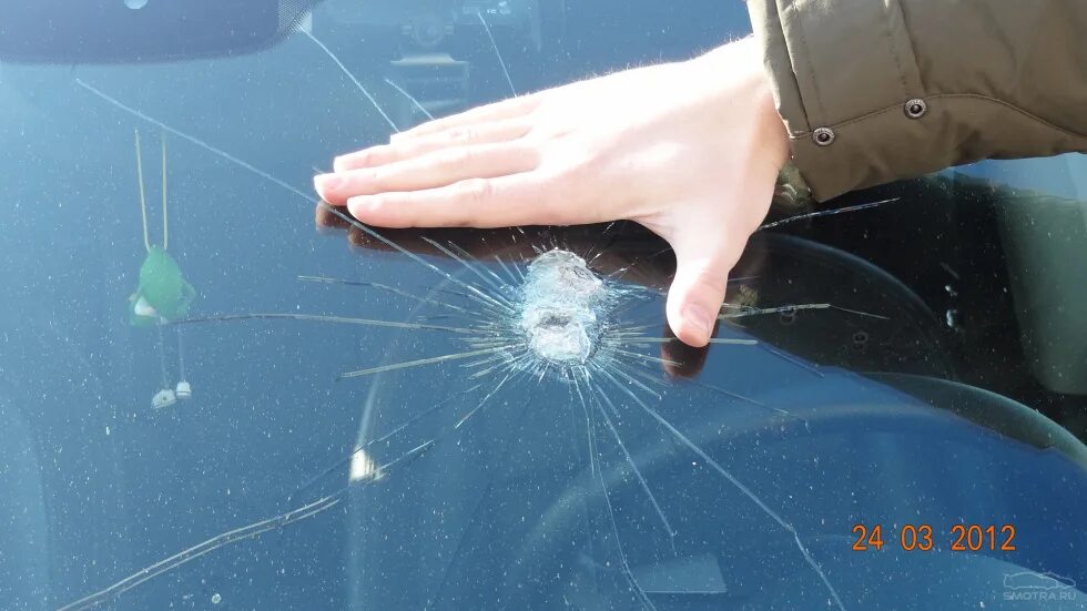 Трещина на стекле автомобиля. Треснуло лобовое стекло. Скол лобового стекла. Камень в стекло автомобиля. Скорость трещины