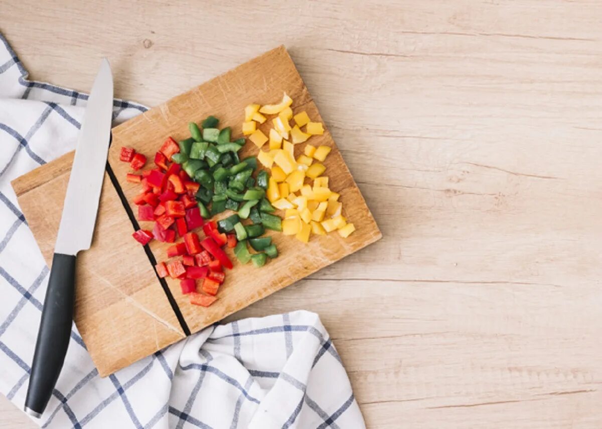 Chop vegetables. Разделочная доска с овощами. Доска разделочная с перцами. Разделочная доска вид сверху. Разделочная доска с едой.