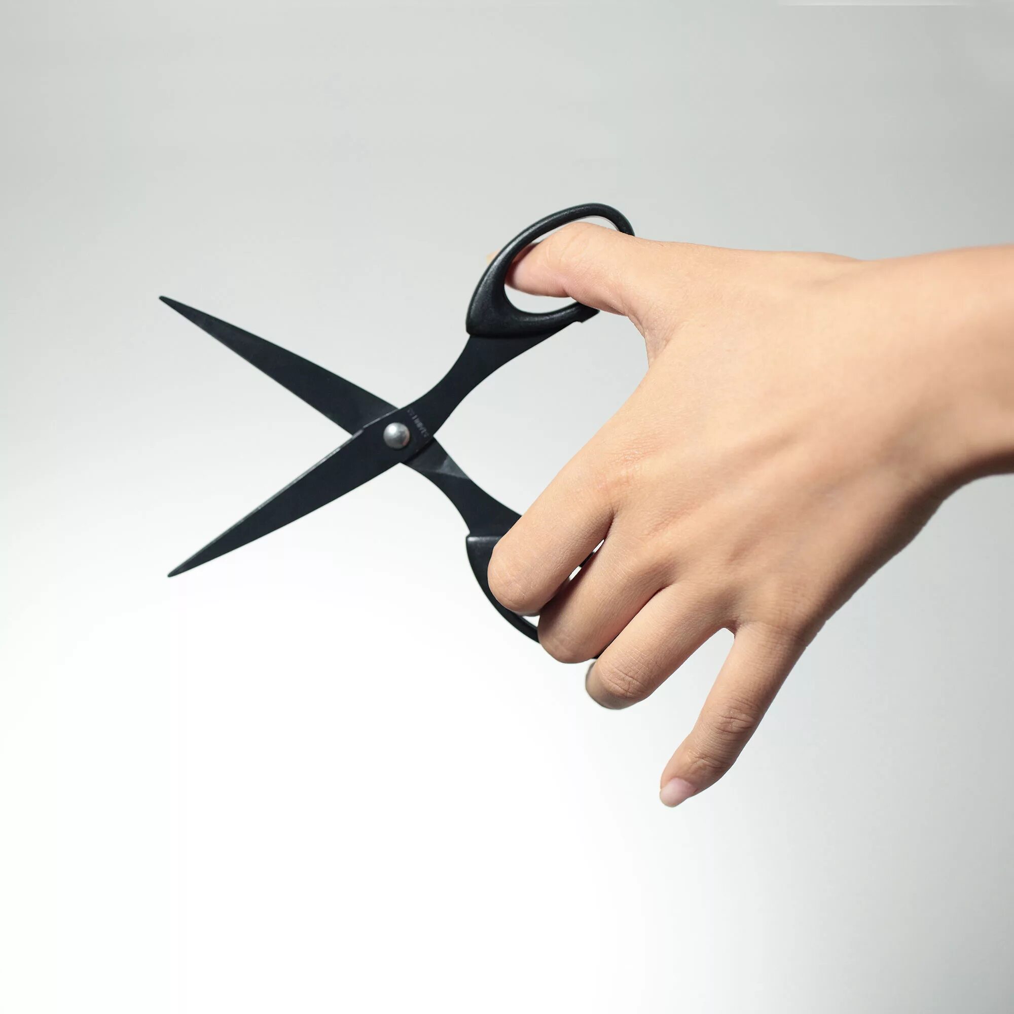 Being left. Ножницы от первого лица. Left handed. Ножницы для правшей и левшей отличия. Left hand Бранд.