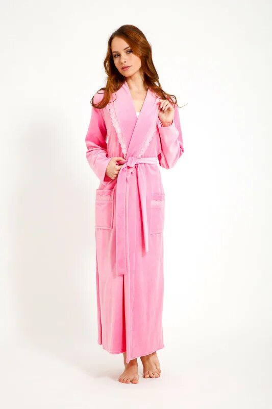 Халат женский длинный велюровый. Велюровые халаты длинные. Розовый велюровый халат. Халат удлиненный женский.