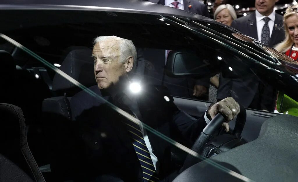 Biden in the car. Вертолет президента сша байден. Кадиллак лимузин президента сша. Кадиллак джо байдена. Лимузин кадиллак байдена.