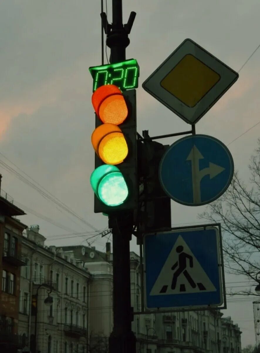 Светофор спб. Перекресток со светофором. Перекресток со светофором и знаками. Светофоры в Питере.