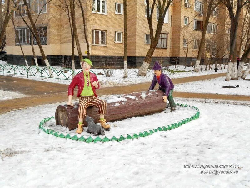 День г железнодорожный. Железнодорожный скульптура. Скульптуры в Железнодорожном Московской области. Железнодорожный фигуры на улицах. Двор с фигурками в Красногорске.