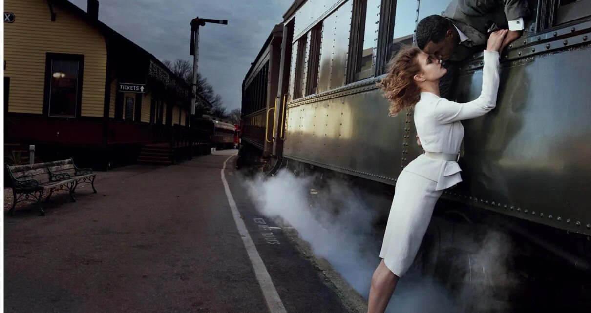 Тяжелое прощание. Встреча на вокзале. Девушка провожает поезд. Девушка бежит за поездом. Девушка провожает парня на поезд.