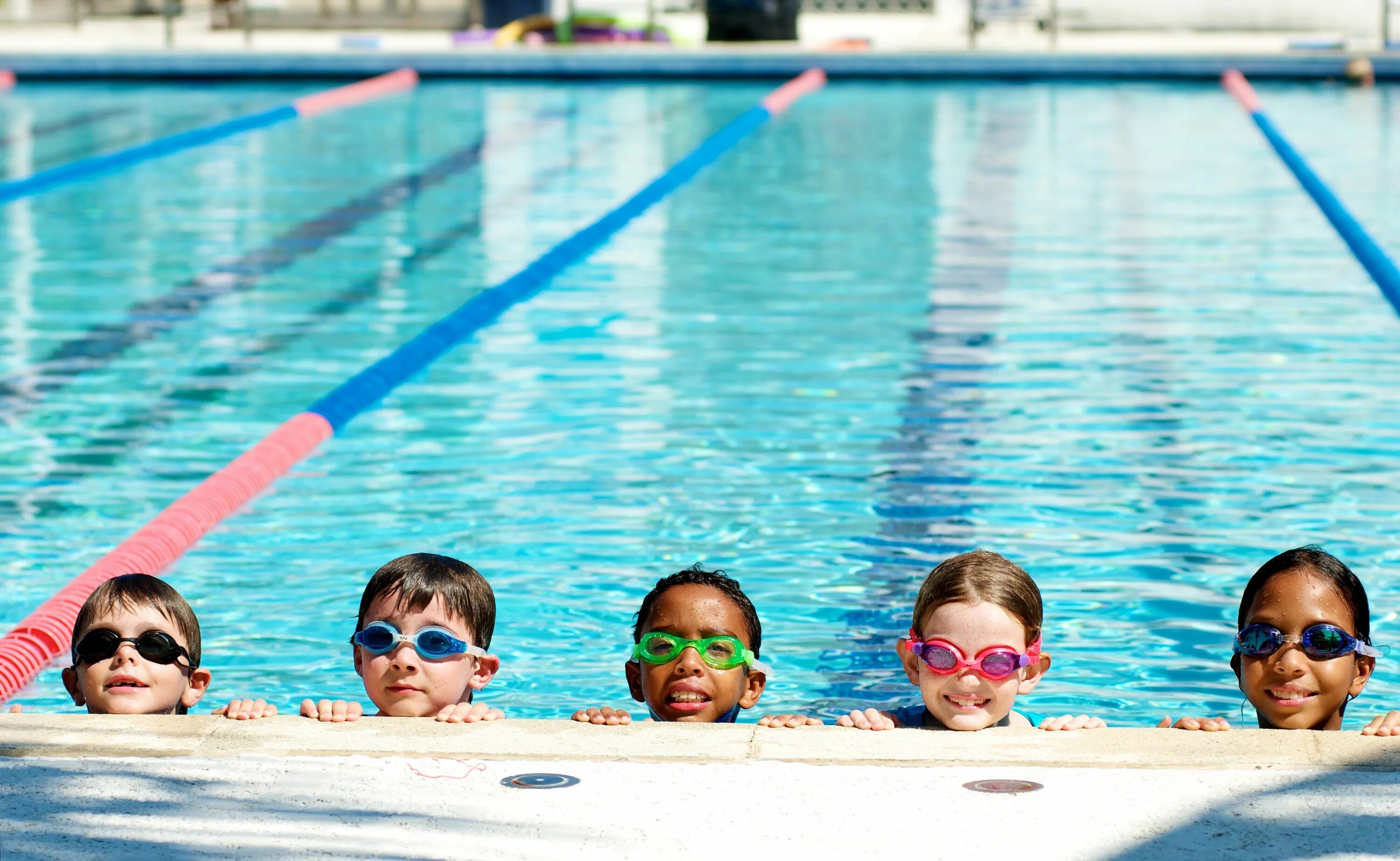 The children are swimming. Дети в бассейне. Дети плавают в бассейне. Люди купаются в бассейне. Детское плавание в бассейне.