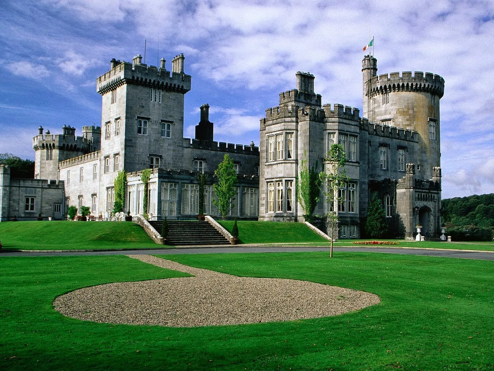 Castle pictures. Замок Дромоленд Ирландия. Замок Ирландия, Голуэй. Ирландском замке Латтрелстоун. Джоунстонский дворец Ирландия.