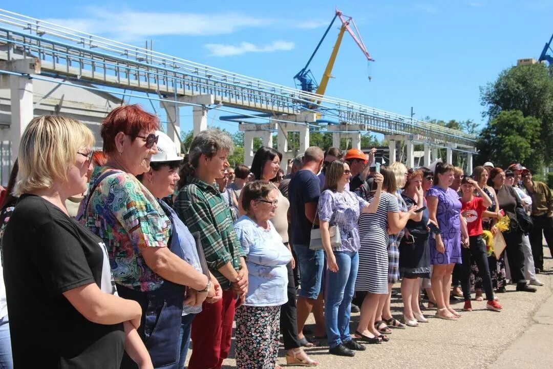Новость дня керчь. Керчь вечный огонь на площади. Керченский колледж. Награждение в керчи на день спасателя. День города керчь 2015.