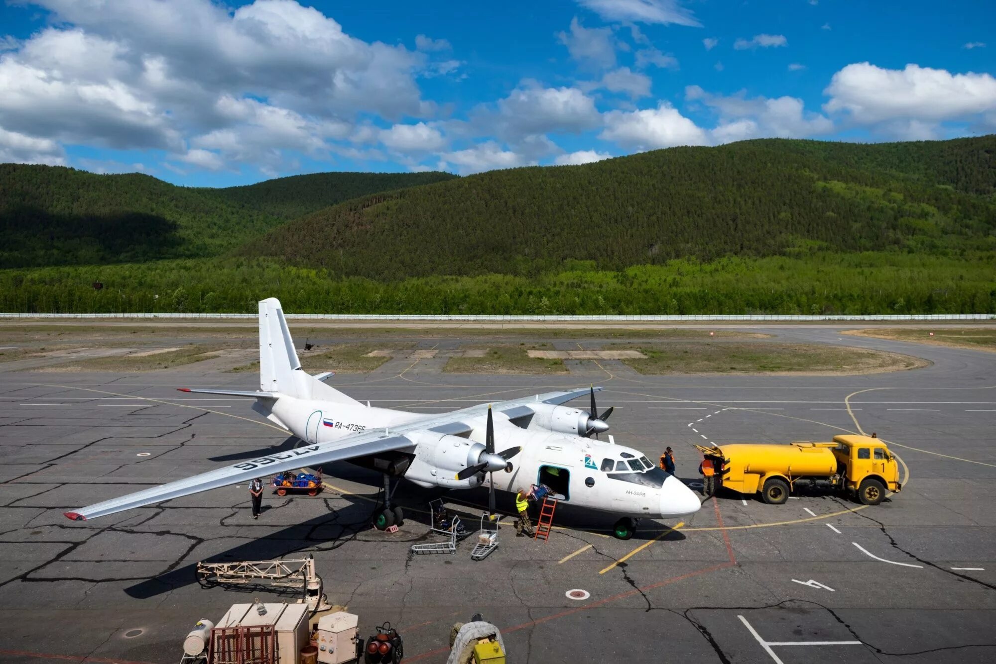 Ангара авиакомпания АН-24 Бодайбо. Самолеты Ангара Нижнеангарск. Ангара ан24 Бодайбо. Аэропорт Таксимо АН-24. Самолет таксимо